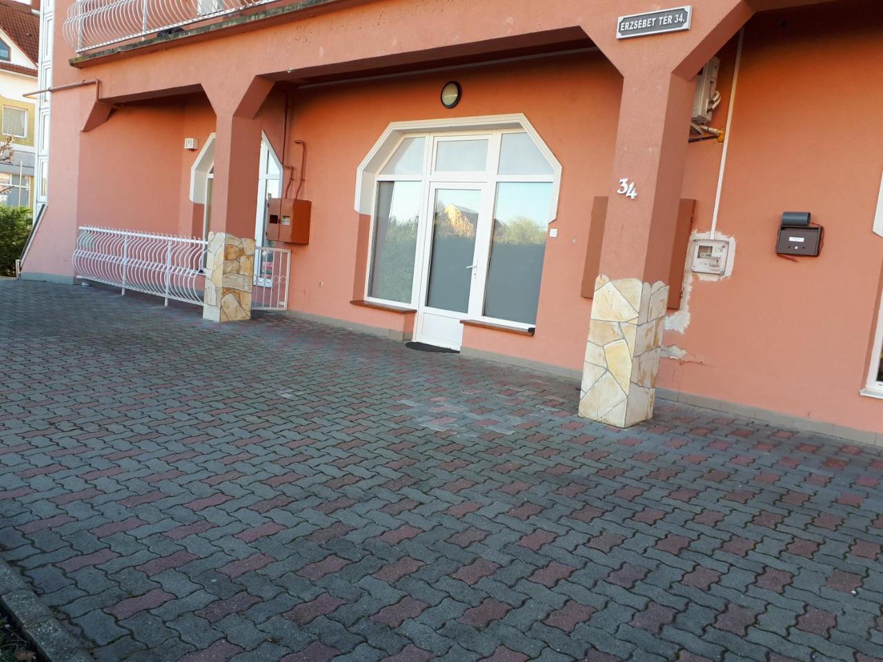 Kertvarosi Apartman II Tiszaújváros Exterior foto