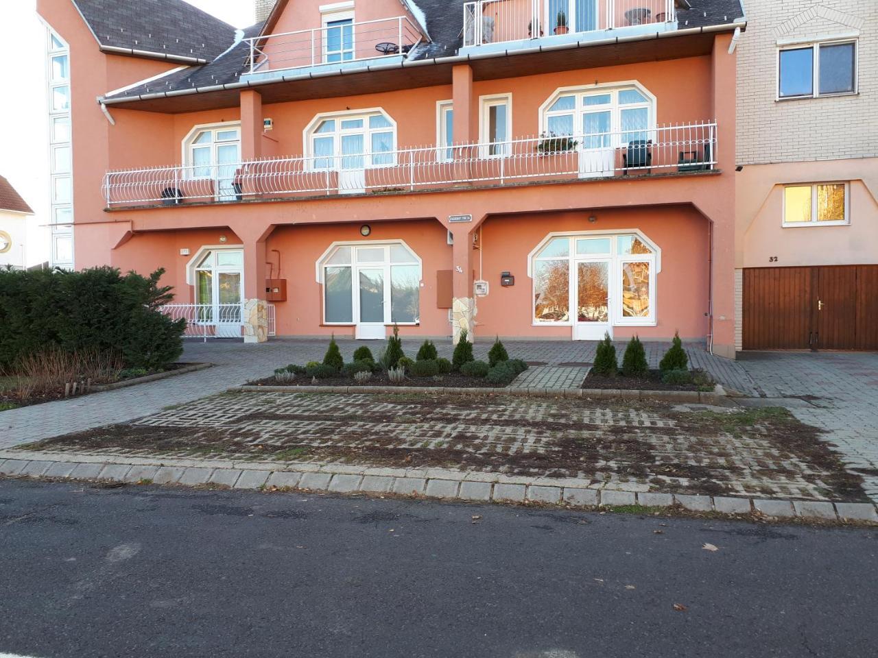 Kertvarosi Apartman II Tiszaújváros Exterior foto